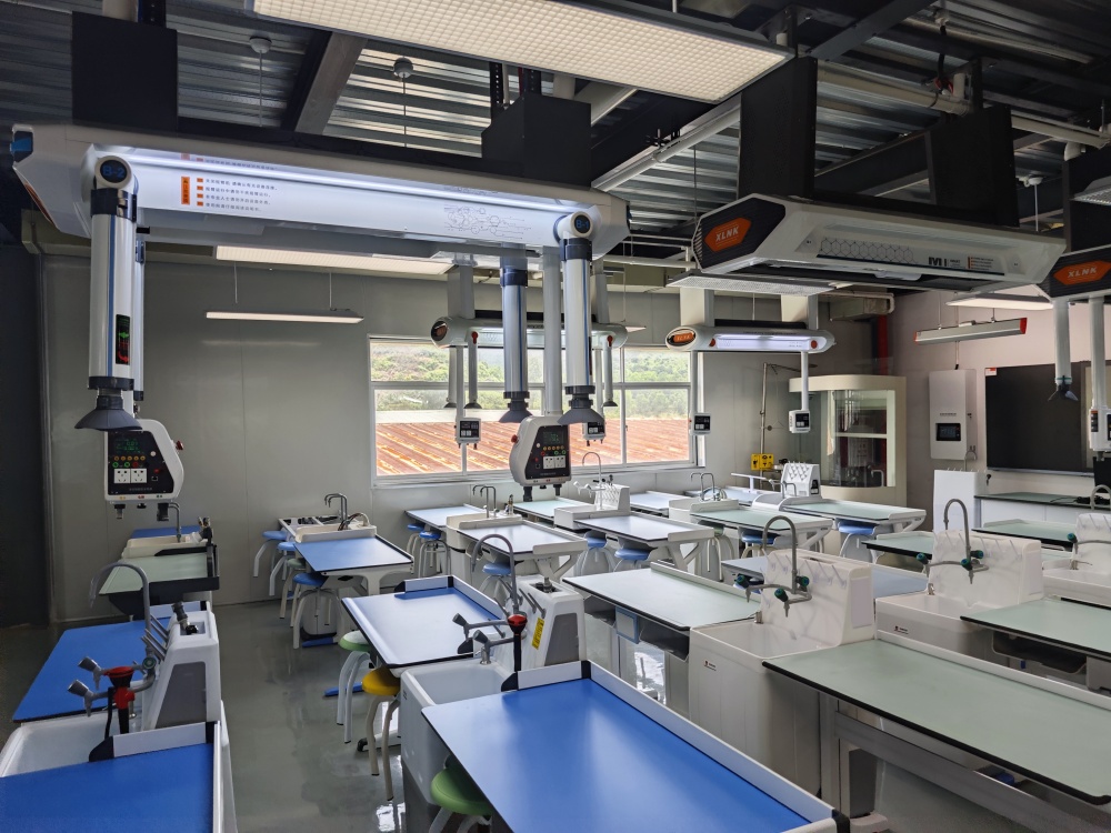 智能吊裝實(shí)驗(yàn)室與傳統(tǒng)實(shí)驗(yàn)室相比，具有以下顯著優(yōu)勢：