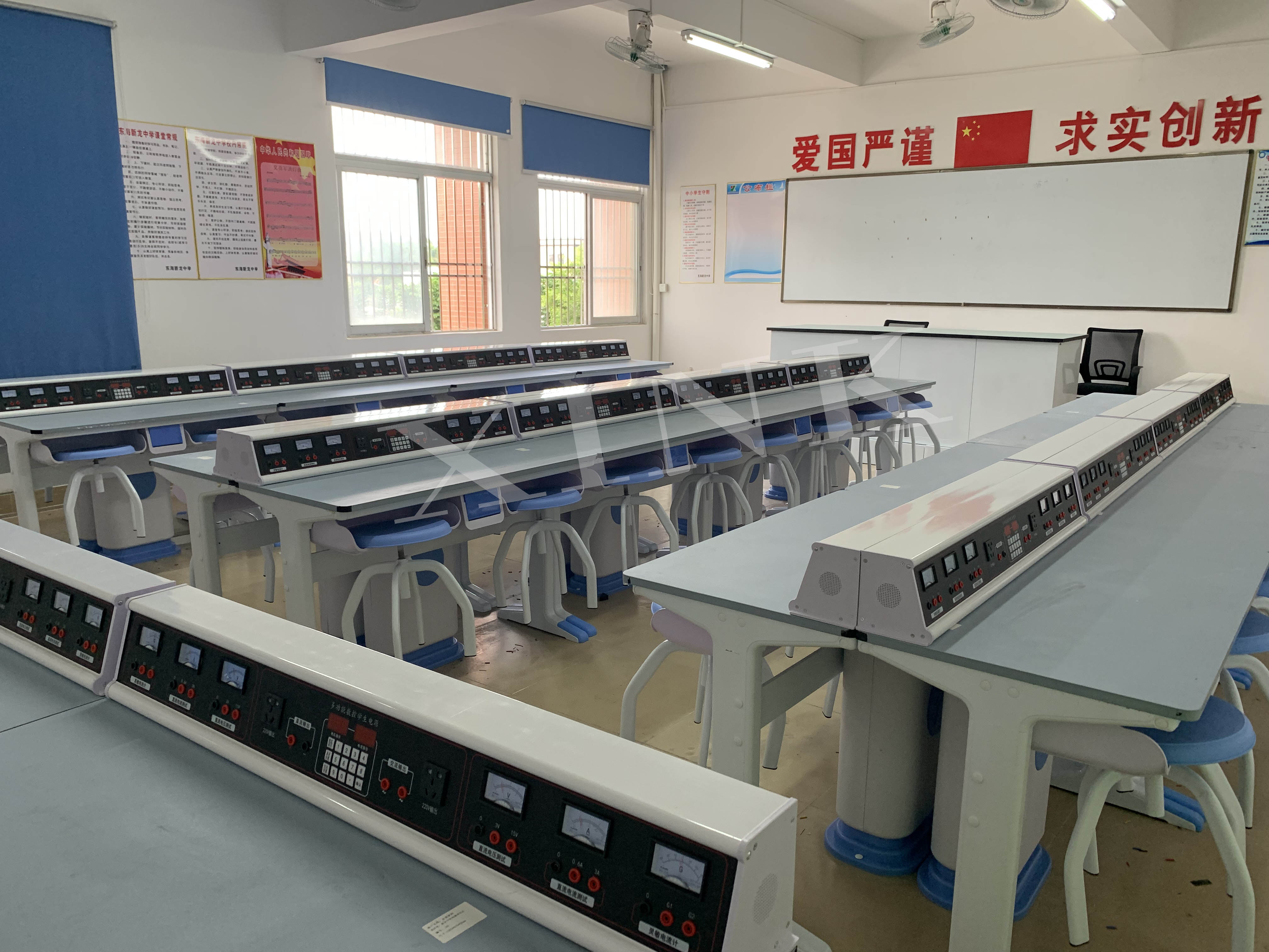 電學<a href='http://m.tjxblsf.com/' target='1' style='font-size:14px; font-weight:bold; color:#0080ff;'>物理實驗室</a>