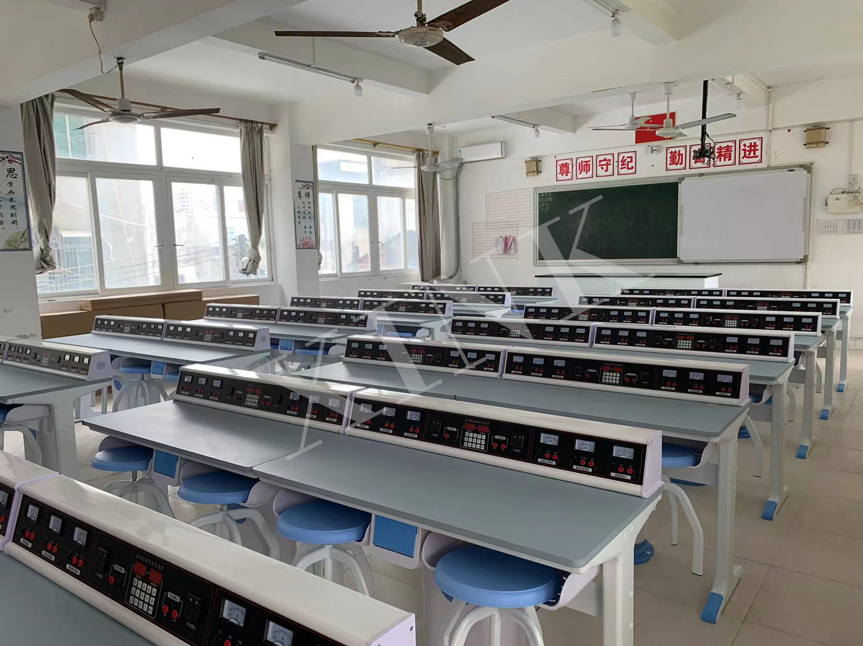 電學(xué)<a href='http://m.tjxblsf.com/' target='1' style='font-size:14px; font-weight:bold; color:#0080ff;'>物理實(shí)驗(yàn)室</a>