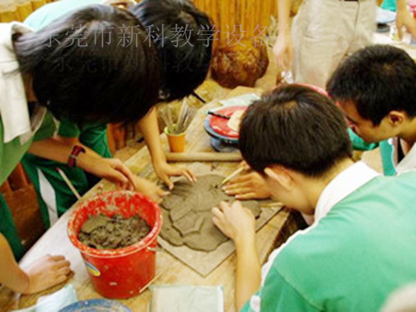 <a href='http://m.tjxblsf.com/chanpin/55-1.html' target='1' style='font-size:18px; font-weight:bold; color:#000000;'>陶藝功能室</a>2